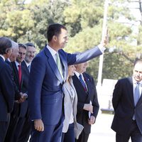 Los Príncipes Felipe y Letizia saludan a su llegada a Santander