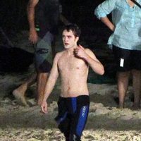 Robert Pattinson durante el rodaje de 'Amanecer' en las playas del Caribe