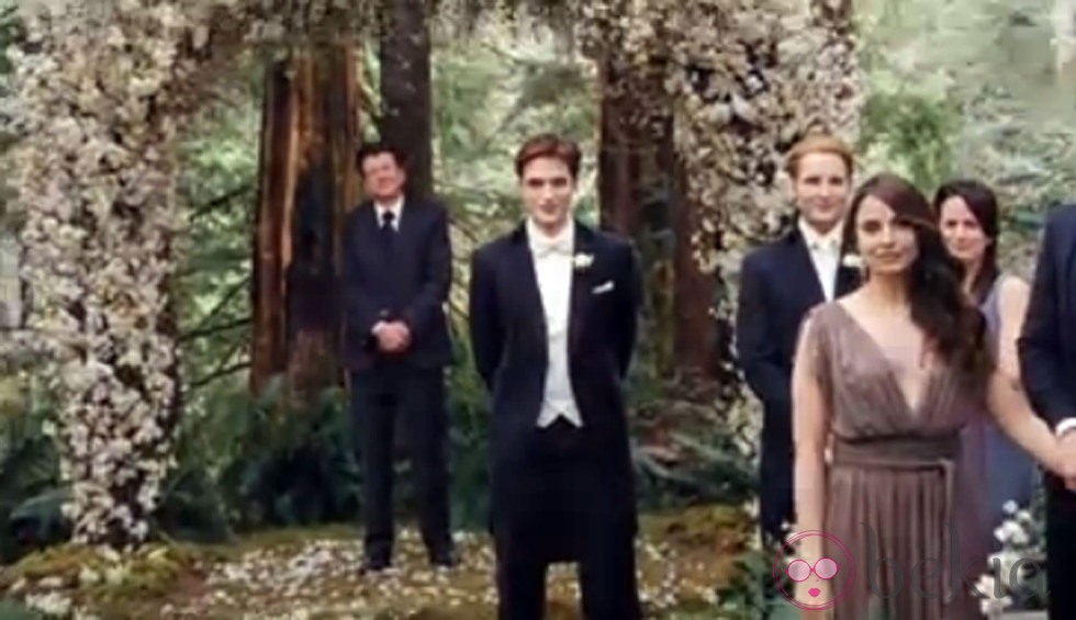 Robert Pattinson vestido de novio en 'Amanecer'