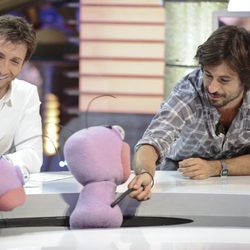 Hugo Silva saluda a Trancas y Barrancas junto a Pablo Motos en 'El Hormiguero'