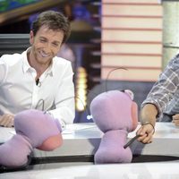 Hugo Silva saluda a Trancas y Barrancas junto a Pablo Motos en 'El Hormiguero'