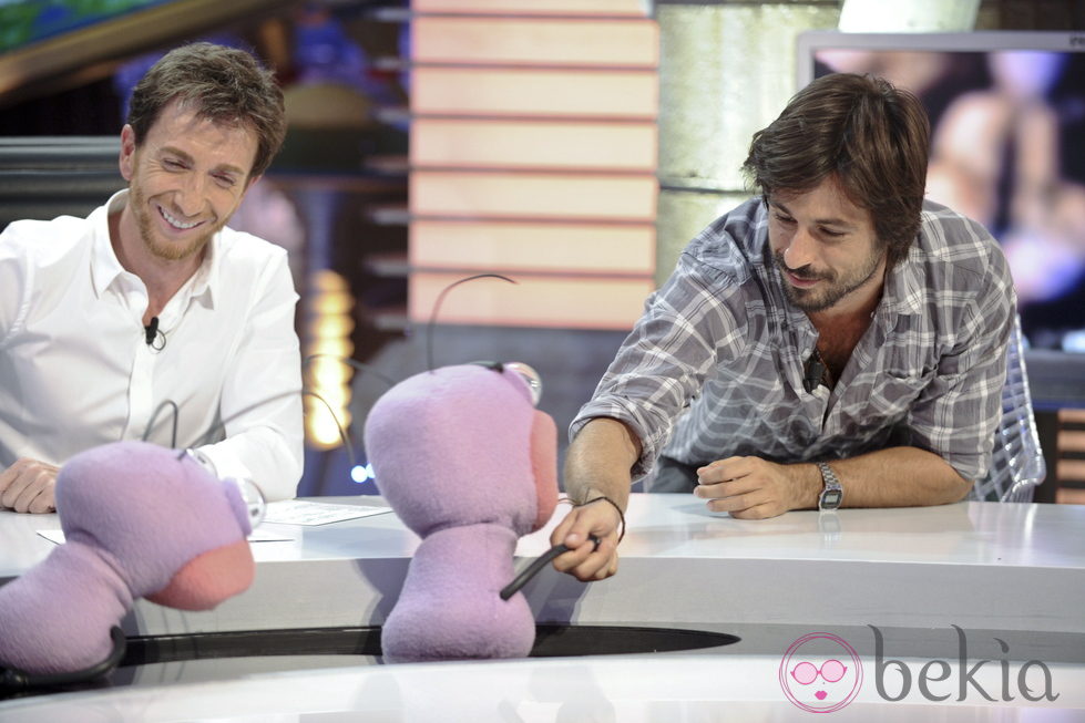 Hugo Silva saluda a Trancas y Barrancas junto a Pablo Motos en 'El Hormiguero'