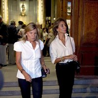 Cari Lapique y Nati Abascal en la misa funeral de Maleni Loreto