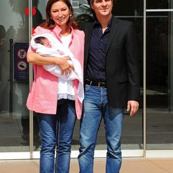 Montserrat Martí y Daniel Faidella presentan a su hija Daniela