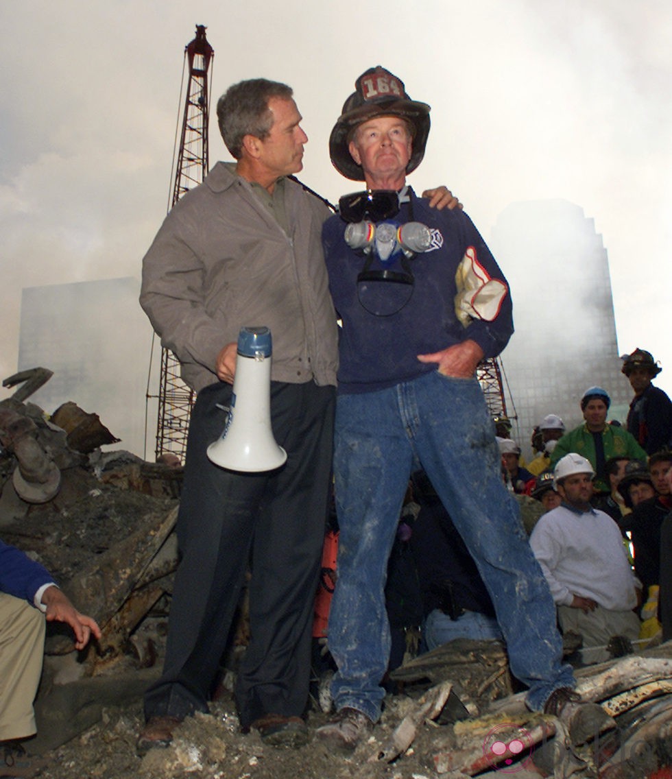 11-S: George W. Bush con un bombero que colaboró en las labores de rescate