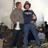 11-S: George W. Bush con un bombero que colaboró en las labores de rescate