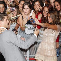 Luis Fernández y Ana Fernández se fotografían con sus fans en el estreno de la tercera temporada de 'Los Protegidos'