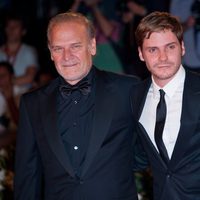 Lluís Homar, Daniel Brühl y Claudia Vega en el estreno de 'Eva' en la Mostra de Venecia