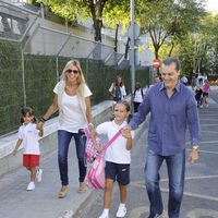 Ramón García y su mujer Patricia Cerezo llevan a sus hijas al colegio