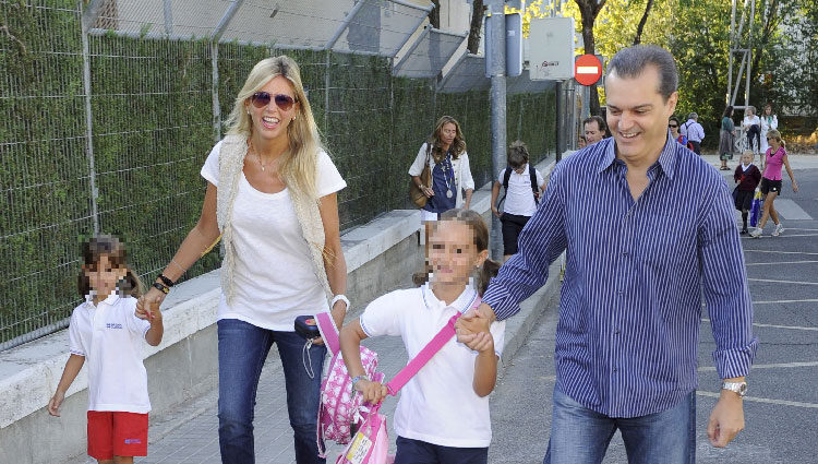 Ramón García y su mujer Patricia Cerezo llevan a sus hijas al colegio