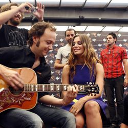 La Oreja de Van Gogh cantando en directo en la presentación de 'Cometas por el cielo'