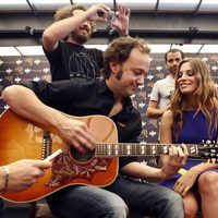 La Oreja de Van Gogh cantando en directo en la presentación de 'Cometas por el cielo'