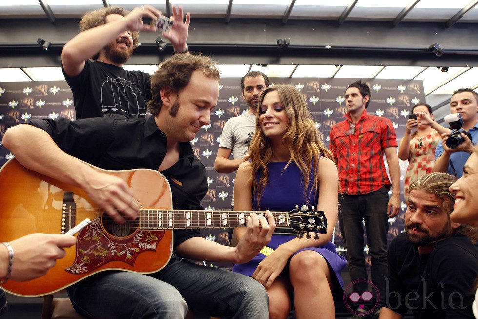 La Oreja de Van Gogh cantando en directo en la presentación de 'Cometas por el cielo'