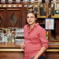 Alberto San Juan es Nico en 'Cheers'