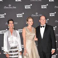 Los Príncipes Alberto y Charlene junto a la Princesa Carolina en la gala Montblanc celebrada en Mónaco