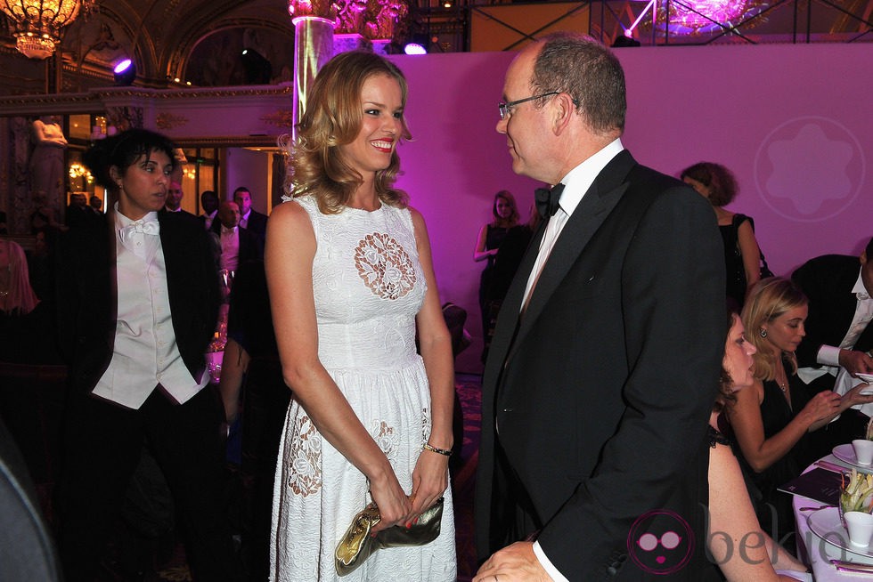 Alberto de Mónaco charla con Eva Herzigova en la gala Montblanc