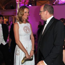 Alberto de Mónaco charla con Eva Herzigova en la gala Montblanc