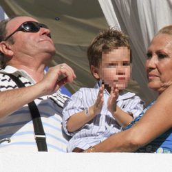 Rosa Benito y Amador Mohedano con su nieto Antonio en la procesión de la Virgen de Regla