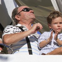 Rosa Benito y Amador Mohedano con su nieto Antonio en la procesión de la Virgen de Regla