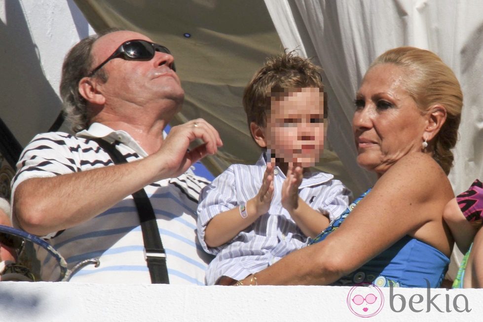 Rosa Benito y Amador Mohedano con su nieto Antonio en la procesión de la Virgen de Regla