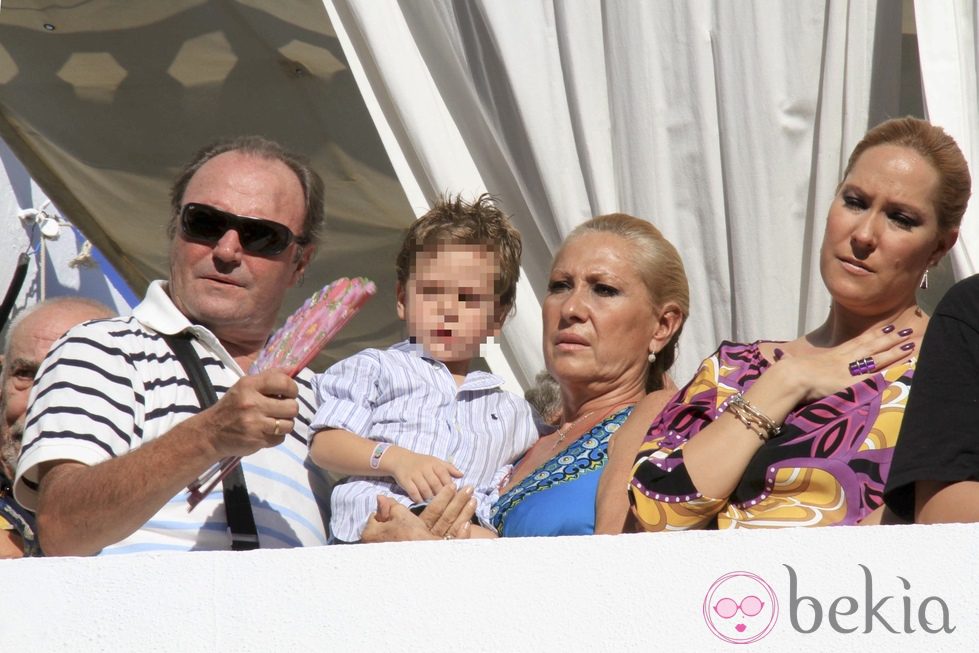 Amador Mohedano, Rosa Benito, Chayo Mohedano y su hijo Antonio en la procesión de la Virgen de Regla