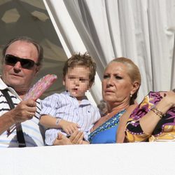 Amador Mohedano, Rosa Benito, Chayo Mohedano y su hijo Antonio en la procesión de la Virgen de Regla