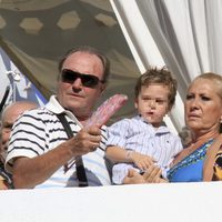 Amador Mohedano, Rosa Benito, Chayo Mohedano y su hijo Antonio en la procesión de la Virgen de Regla