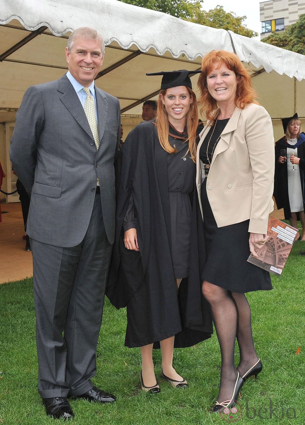 El Príncipe Andrés y Sarah Ferguson con su hija Beatriz de York