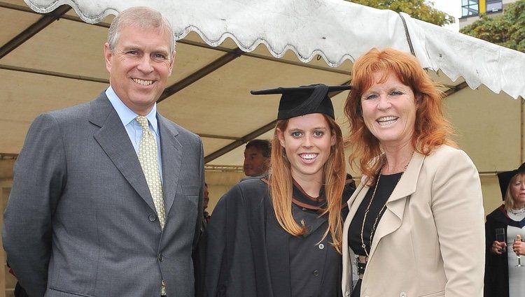 El Príncipe Andrés y Sarah Ferguson con su hija Beatriz de York