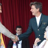 Cayetano Martínez de Irujo da la mano a Alfonso Díez junto a la Duquesa de Alba