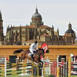 Cayetano Martínez de Irujo en un concurso de saltos hípicos en Salamanca