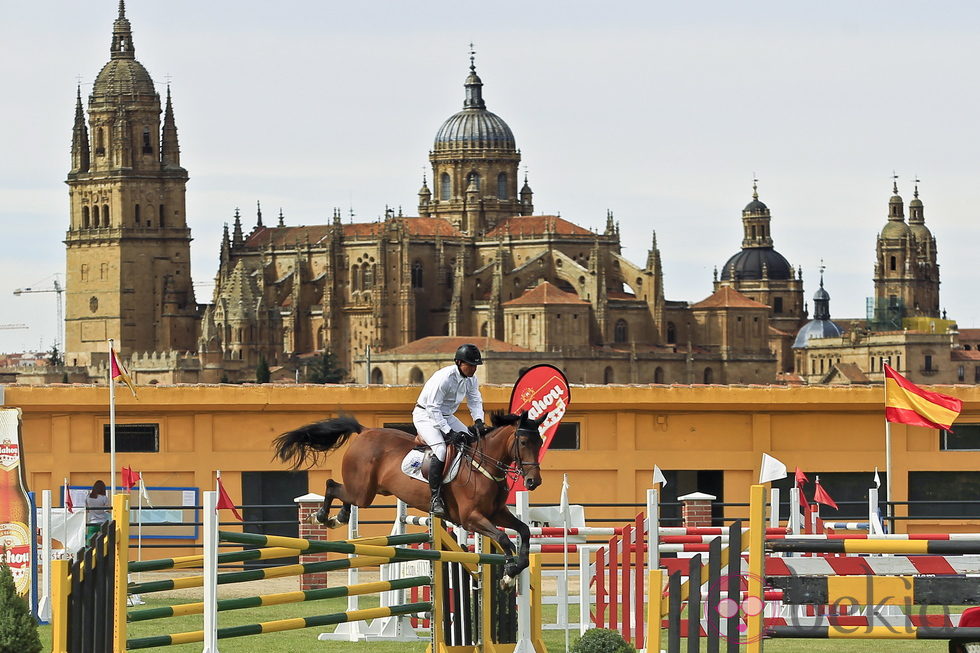 Cayetano Martínez de Irujo en un concurso de saltos hípicos en Salamanca