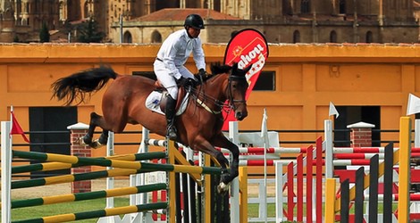 Cayetano Martínez de Irujo en un concurso de saltos hípicos en Salamanca