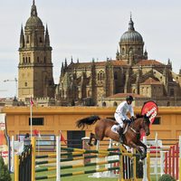 Cayetano Martínez de Irujo en un concurso de saltos hípicos en Salamanca