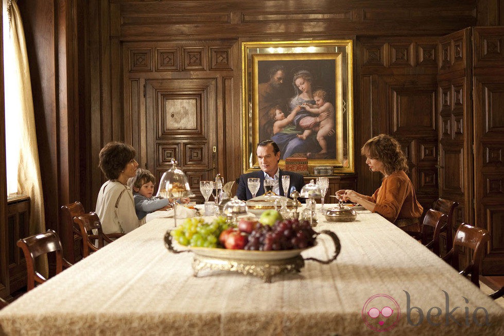 Carmen Cervera comiendo con su familia en una escena de 'Tita Cervera. La Baronesa'