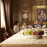 Carmen Cervera comiendo con su familia en una escena de 'Tita Cervera. La Baronesa'