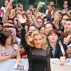 Madonna saluda a sus fans en el estreno de 'W.E.' en el Festival de Toronto