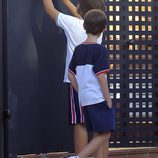 Un niño deja una foto de Iker Casillas en el buzón de su casa