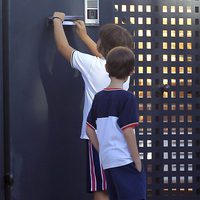 Un niño deja una foto de Iker Casillas en el buzón de su casa