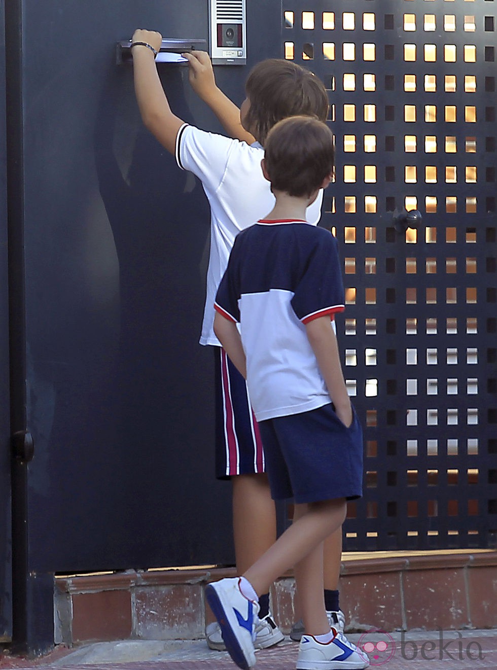 Un niño deja una foto de Iker Casillas en el buzón de su casa