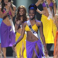 Leila Lopes, Miss Angola, con ropa de baño en la gala final de Miss Universo 2011