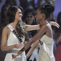 Miss Angola Leila Lopes y Miss Ucrania Olesia Stefanko, finalistas de Miss Universo 2011