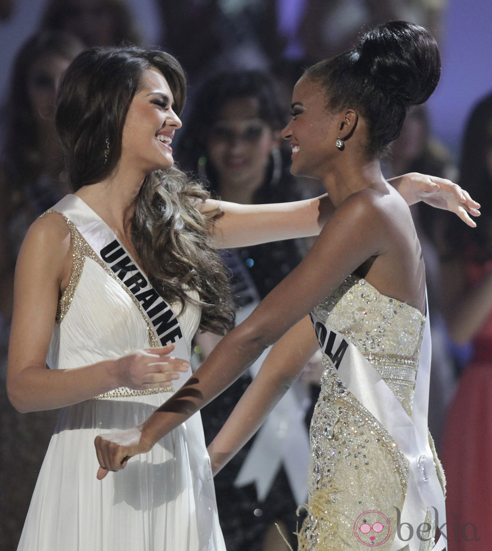 Miss Angola Leila Lopes y Miss Ucrania Olesia Stefanko, finalistas de Miss Universo 2011