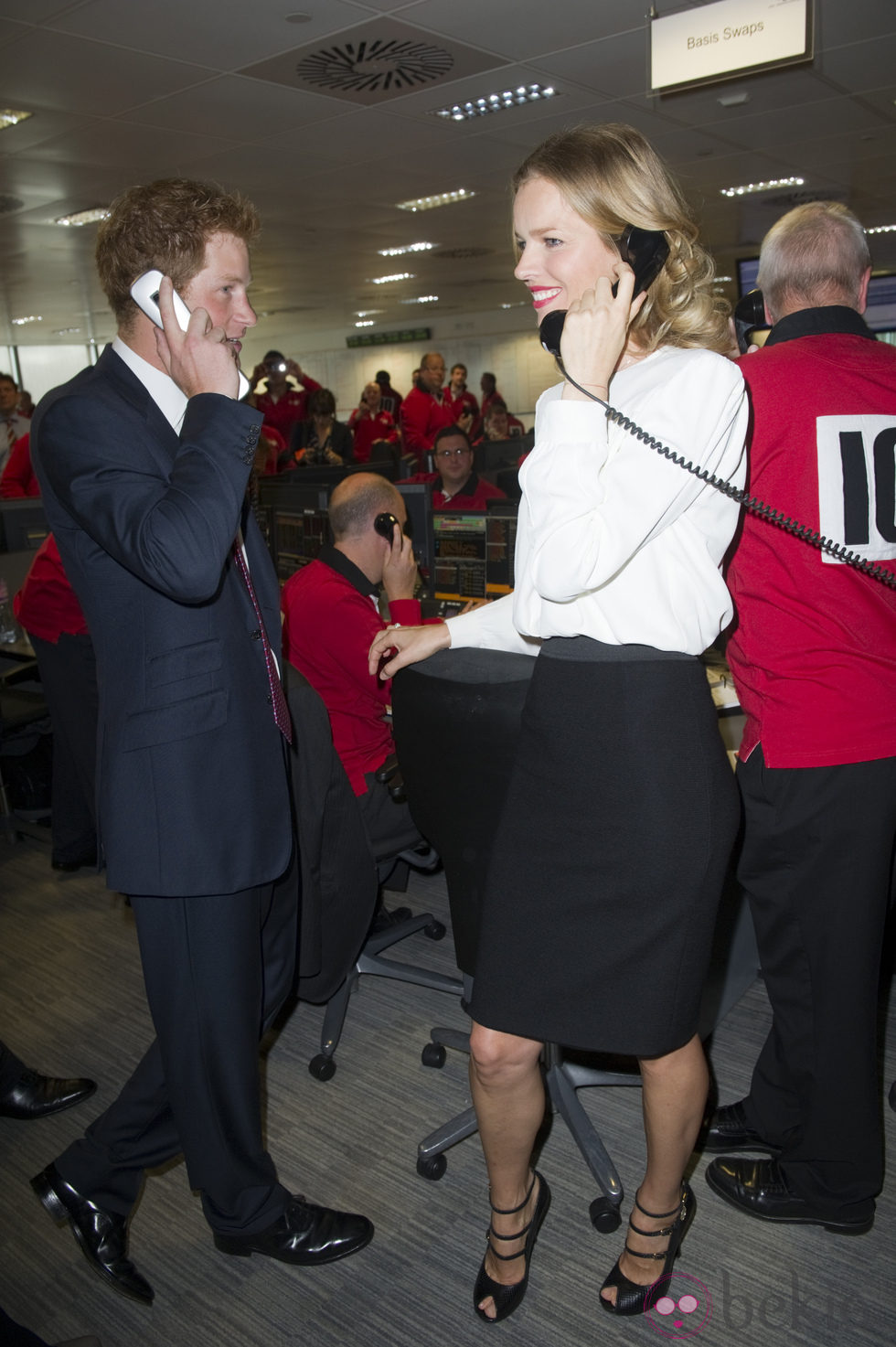 Eva Herzigova y el Príncipe Harry atienden el teléfono en la BGC Charity Day