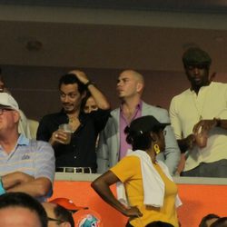 Will Smith, Marc Anthony y Pitbull viendo un partido de fútbol americano en Miami