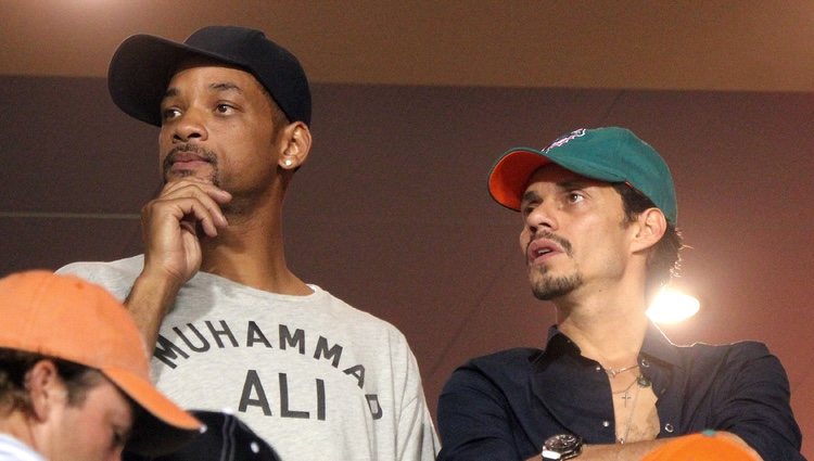 Will Smith y Marc Anthony viendo juntos un partido de fútbol americano en Miami