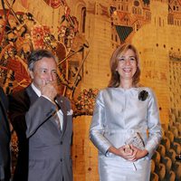 La Infanta Cristina y el embajador de España en EEUU en la exposición de tapices de Pastrana