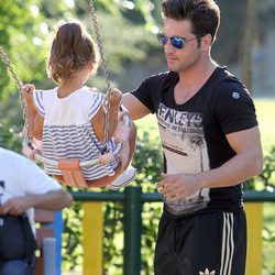 David Bustamante columpia a su hija Daniella en el parque