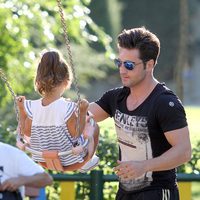 David Bustamante columpia a su hija Daniella en el parque