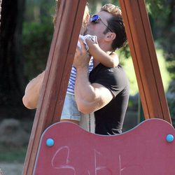 David Bustamante se divierte con su hija Daniella en el parque